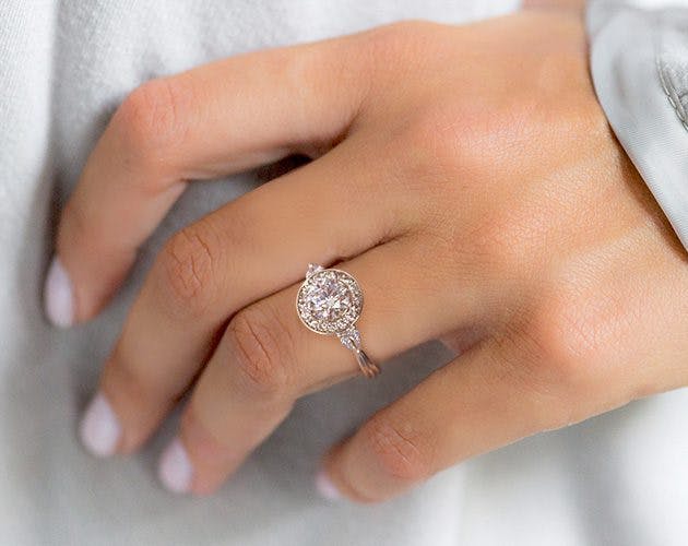 How to Try On Engagement Rings Before Buying Online